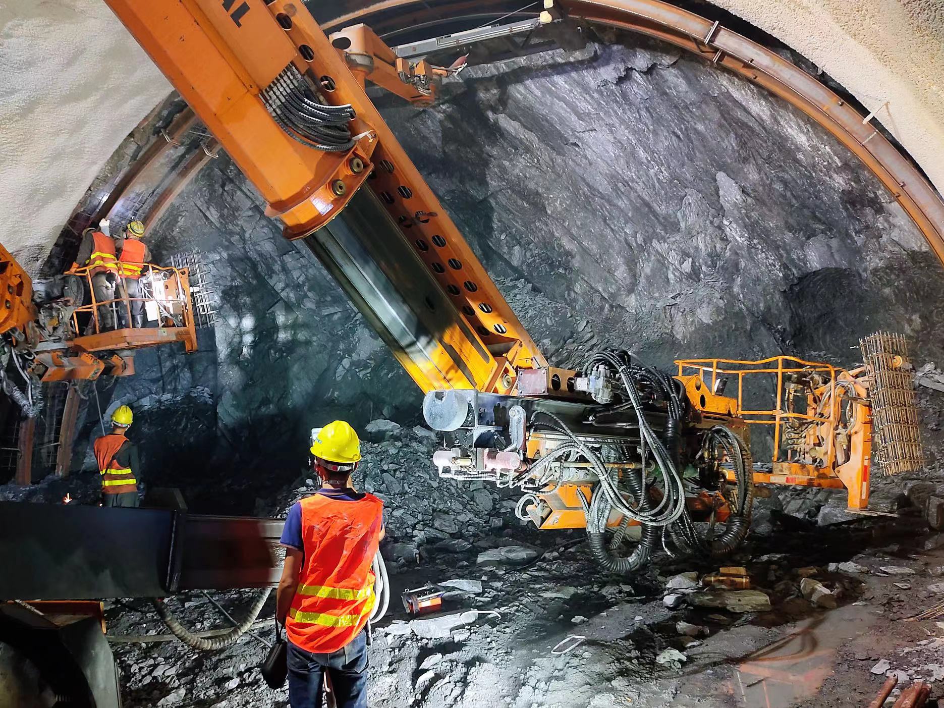 1706748869335172.jpg 洞內(nèi)施工.jpg